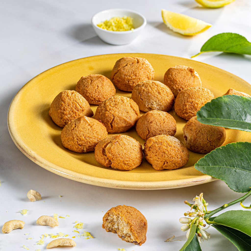עוגיות גרידת לימון וקשיו ללא תוספת סוכר וללא גלוטן של דני וגלית מוגשות עם לימון וקשיו