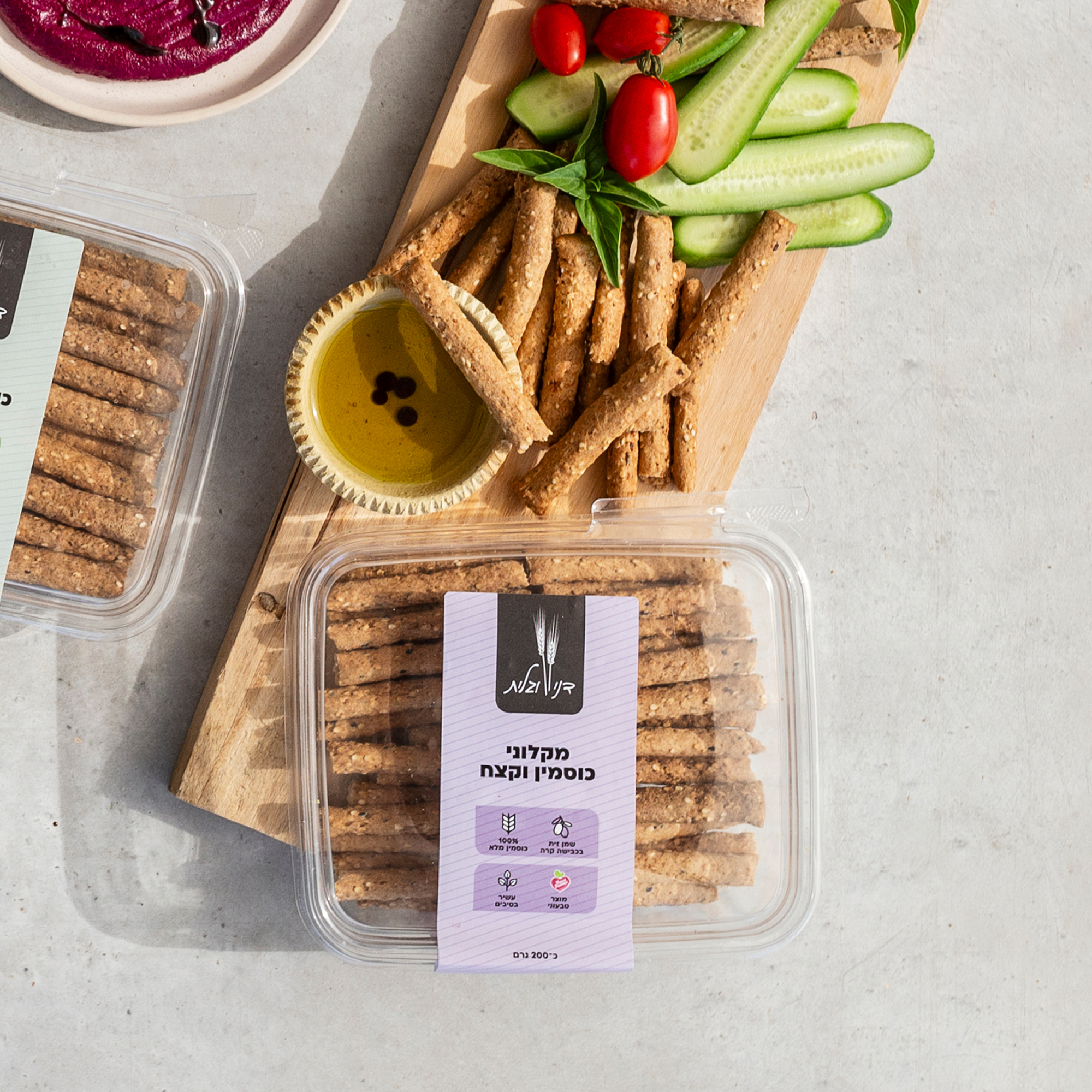 מקלוני כוסמין וקצח של דני וגלית לצד ירקות חתוכים, שמן זית ומטבל